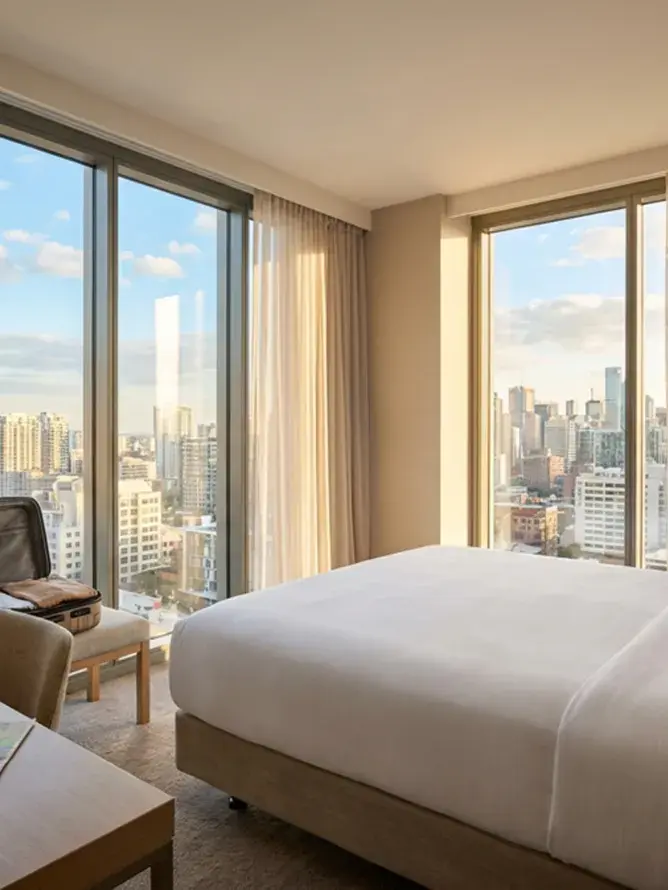 Chambre d’hôtel élégante à New York, reflétant le confort haut de gamme des séjours signés Sodexo Live! Hospitality.