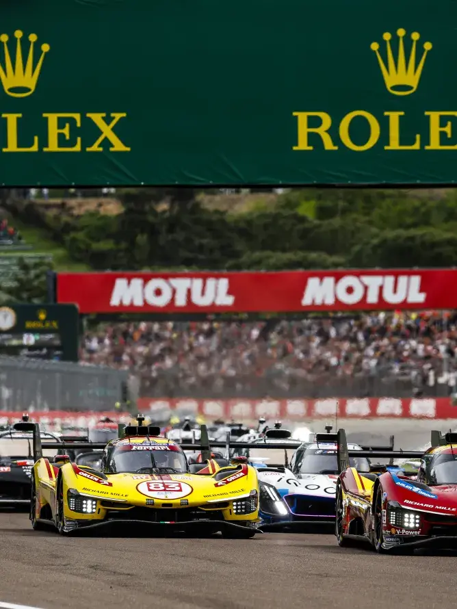 Voitures du World Endurance Championship s’élançant ensemble juste après le départ de la course.