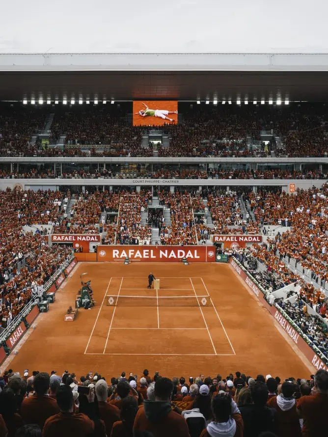 Le court central de Roland-Garros lors de la cérémonie d’adieu de Rafael Nadal, un moment historique que les offres VIP Sodexo Live! Hospitality permettent de vivre au plus près.