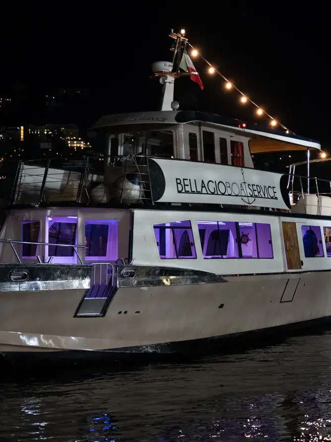 Bateau naviguant sur le lac de Côme, entouré de montagnes, illustrant la croisière incluse dans les offres VIP proposées par Sodexo Live! Hospitality