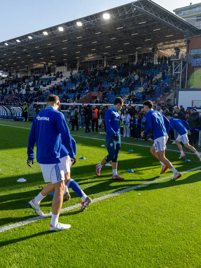 Como 1907 players performing their warm-up exercises on the field, representing one of the immersive moments included in Sodexo Live! Hospitality’s VIP offers.