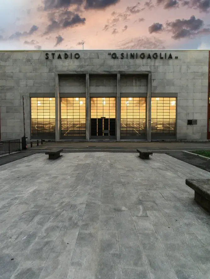 Façade et entrée du stade de Como 1907, point d’accueil des invités, mise en avant pour représenter les accès exclusifs des offres VIP de Sodexo Live! Hospitality