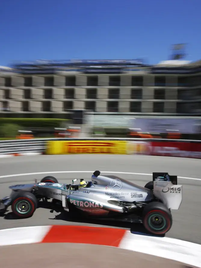 Monoplace de F1 en action sur le circuit urbain de Monaco, illustrant l’expérience exclusive des packages VIP Sodexo Live! Hospitality