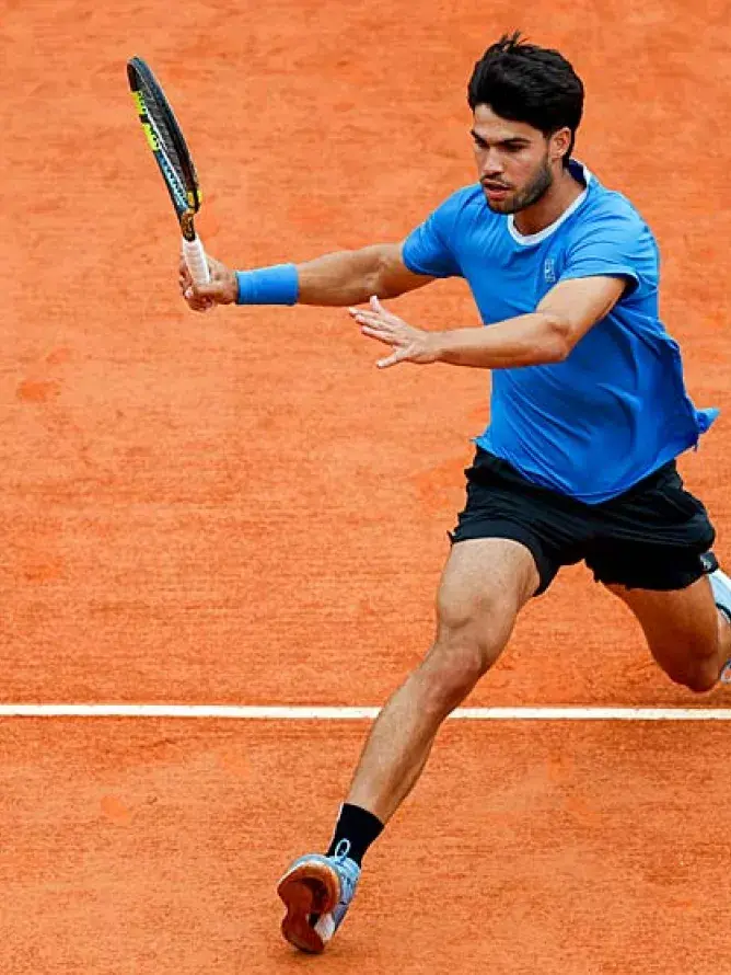 Carlos Alcaraz prépare son coup droit lors du Rolex Monte-Carlo Masters, visible grâce aux packages VIP proposés par Sodexo Live! Hospitality