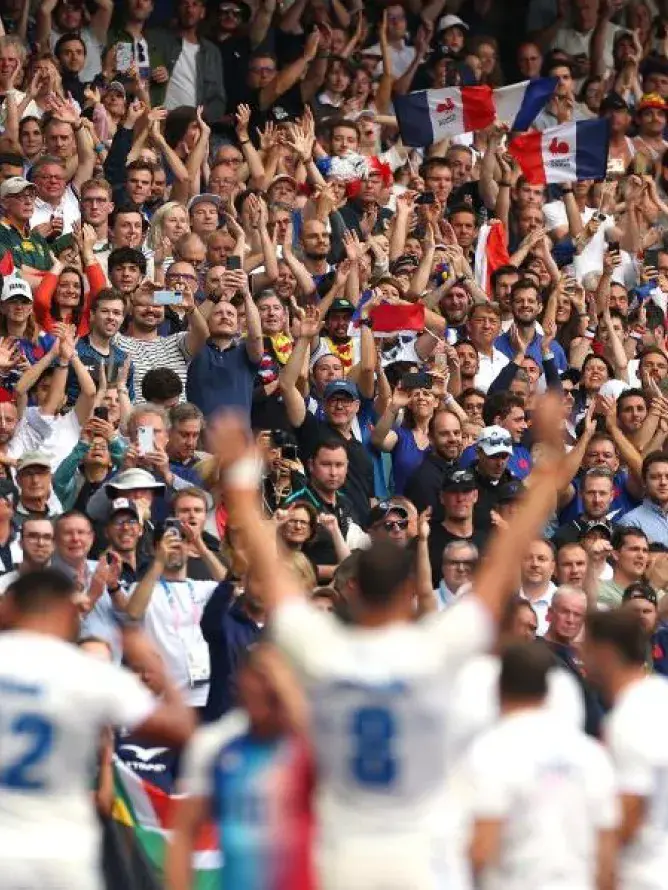Joueurs de l’équipe de France de rugby à 7 célébrant devant leur public lors des finales HSBC SVNS à Bordeaux