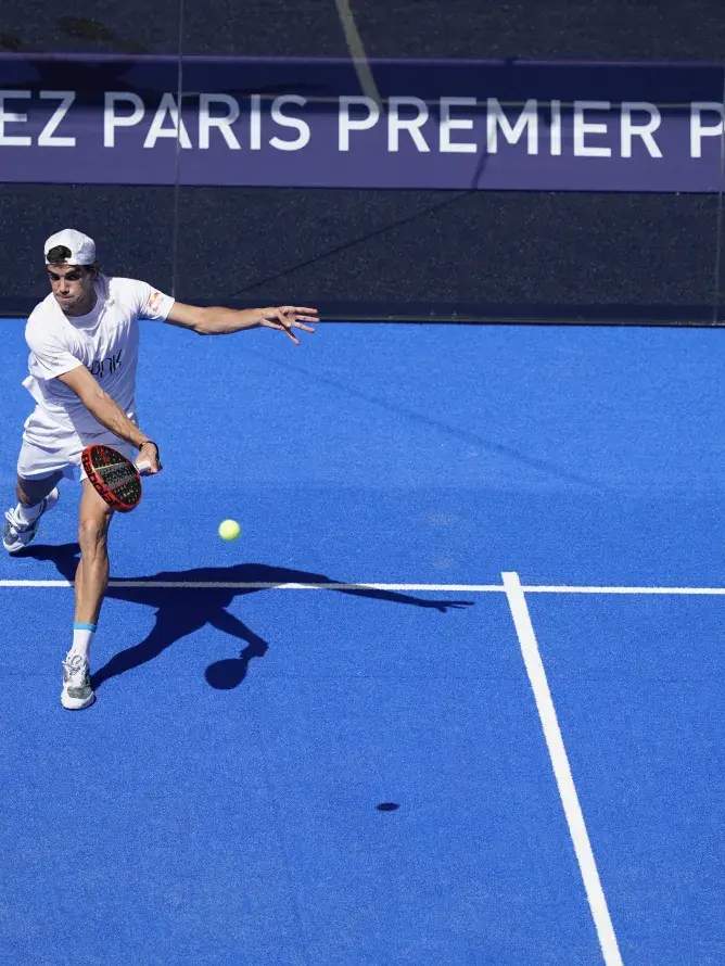Joueur de padel réalisant un coup droit lors de l’Alpine Major Padel 2026 dans un cadre VIP Sodexo Live! Hospitality