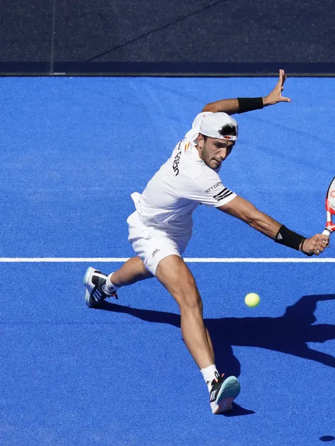 Joueur s’apprêtant à frapper un revers pendant une rencontre de l’Alpine Major Padel 2026 dans une ambiance VIP