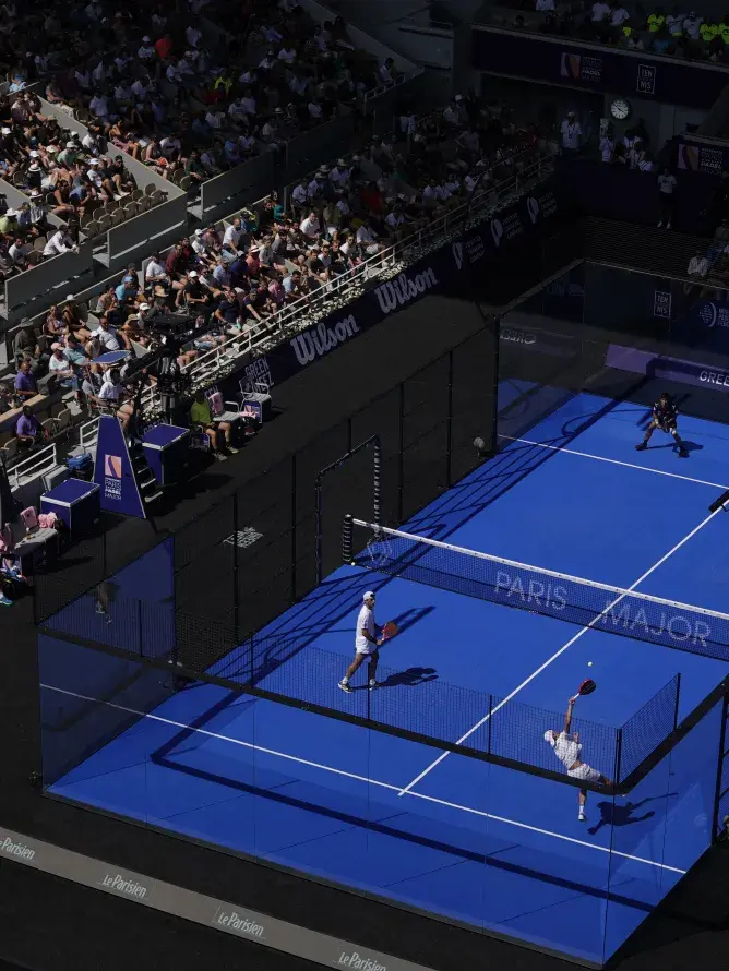 Terrain de padel installé au cœur du Court Philippe-Chatrier avec des joueurs en pleine compétition lors de l’Alpine Major Padel 2026