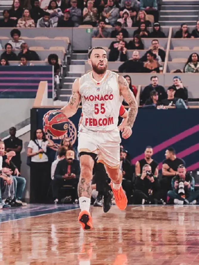 Mike James en action décisive avec Monaco pendant la Supercoupe LNB dans le cadre des offres VIP Sodexo Live! Hospitality