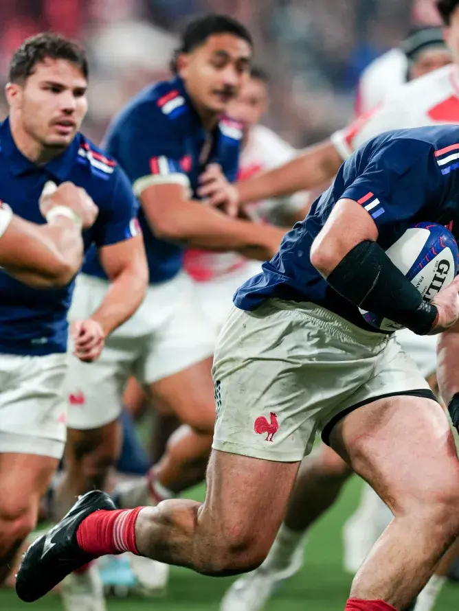 Les Bleus affrontant le Japon lors de la tournée d’automne, illustrant l’expérience VIP proposée pour les finales du Nations Championship à Twickenham.