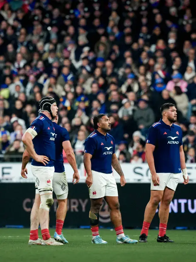 L’équipe de France en action lors d’un match international de rugby, reflet de l’expérience immersive offerte aux invités VIP des finales du Nations Championship.