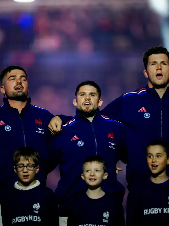 Les joueurs du XV de France chantant la Marseillaise avant le coup d’envoi, symbole de l’émotion et de l’expérience VIP des finales du Nations Championship.