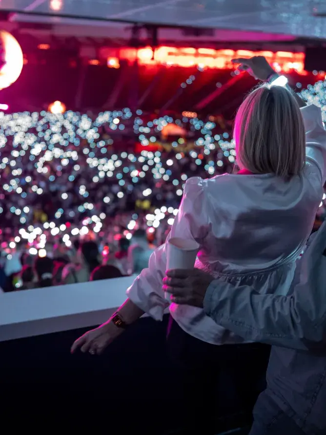 Sièges premium avec vue dégagée sur la scène du concert de Niska