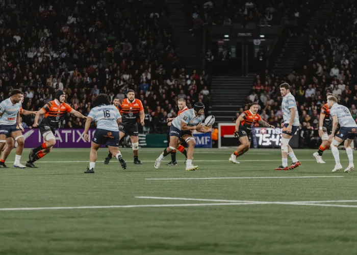 Match rugby places VIP Racing 92.jpg Joueurs de rugby sur le terrain pendant un match du Racing 92