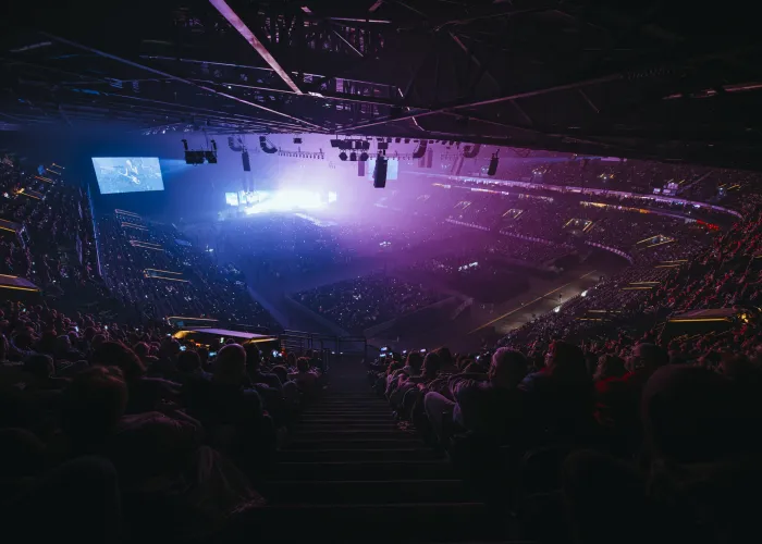 cross event push multi_dualipa.jpg Interieur Salle Concert DuaLipa avec public