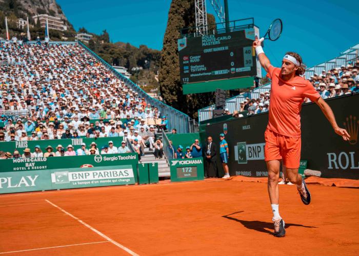 Joueur de tennis Stéfanos Tsitsipas sur terre battue