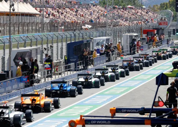 Billets premium pour le Grand Prix de Formule 1 à Barcelone, incluant accès aux tribunes privilégiées, services exclusifs et expérience haut de gamme en bord de piste.