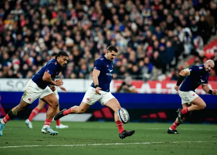 Thomas Ramos donne le coup d’envoi d’un test match de rugby en novembr