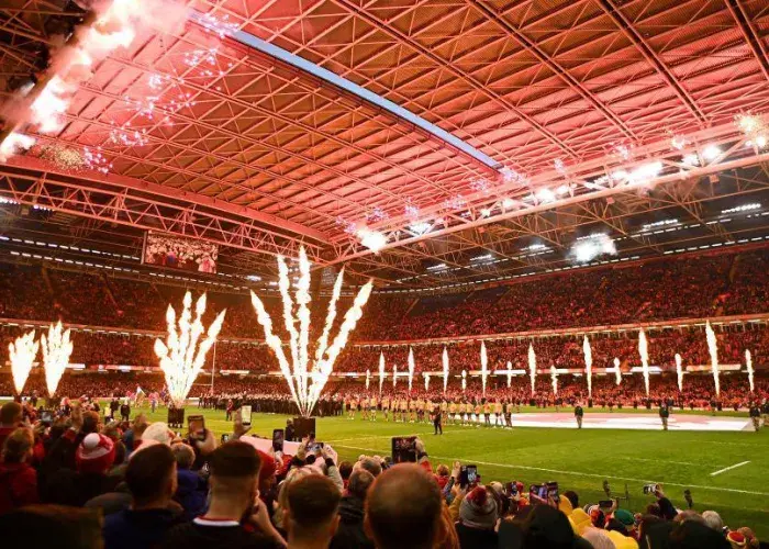 Principality Stadium illuminé dans un show d'avant match spectaculaire pendant le Tournoi des 6 Nations dans le cadre des packages VIP Sodexo Live! Hospitality