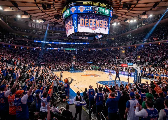 Ambiance d’un match NBA au cœur du Madison Square Garden, mettant en lumière les expériences immersives proposées par Sodexo Live! Hospitality.
