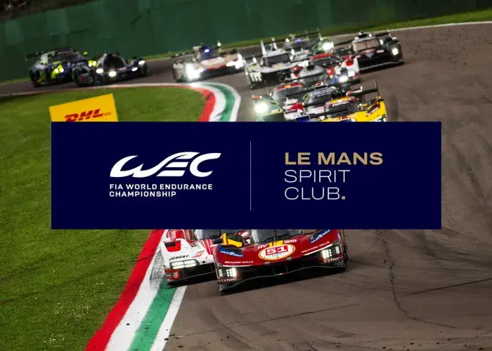 Peloton de voitures du WEC quittant la ligne de départ dans les premiers instants de la course.