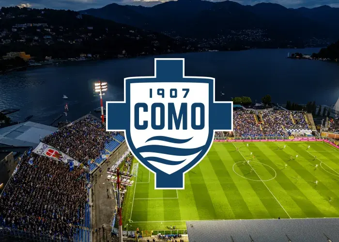 Logo of Como 1907 displayed in the foreground with the club’s stadium in the background, illustrating the VIP offers provided by Sodexo Live! Hospitality in Italy