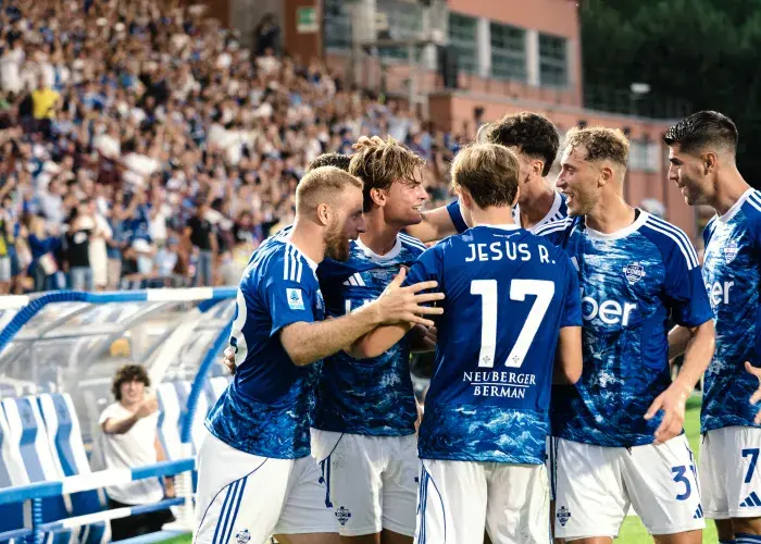 Como players celebrate a goal together on the pitch, expressing their joy, in an image illustrating the VIP offers from Sodexo Live! Hospitality to attend the club’s matches in Italy