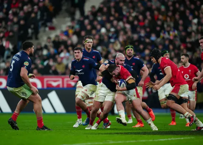 “L’équipe de France de rugby affrontant le Pays de Galles au Stade de France, ambiance 6 Nations 2027 avec offres hospitalité Sodexo Live!”