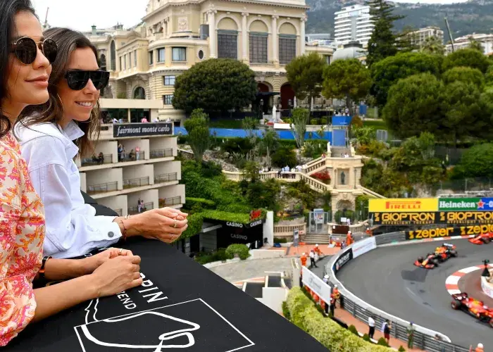 Deux clientes observant le Monaco Grand Prix depuis un espace VIP avec vue panoramique sur le circuit et les expériences Sodexo Live! Hospitality.