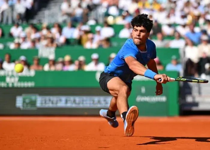 Carlos Alcaraz en pleine action pendant la finale du Rolex Monte-Carlo Masters, dans le cadre des packages VIP Sodexo Live! Hospitality