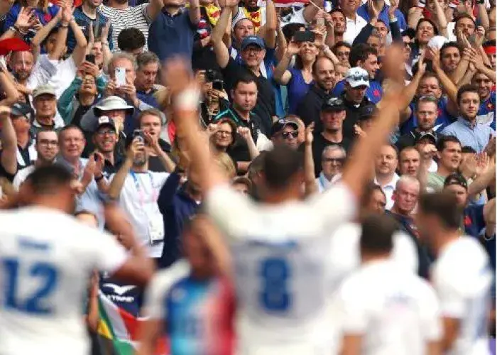 Joueurs de l’équipe de France de rugby à 7 célébrant devant leur public lors des finales HSBC SVNS à Bordeaux