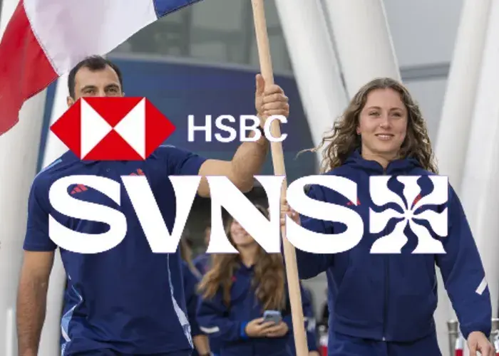 Joueur et joueuse de l’équipe de France de rugby à 7 portant le drapeau français lors des finales HSBC SVNS à Bordeaux