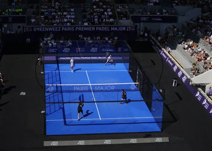 Vue du terrain central du Court Philippe-Chatrier accueillant des joueurs de padel en compétition lors de l’Alpine Major Padel 2026
