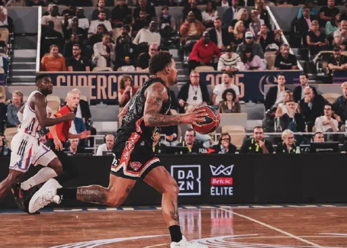 Joueur de Monaco remontant la balle lors de la Supercoupe LNB dans le cadre des packages VIP Sodexo Live! Hospitality