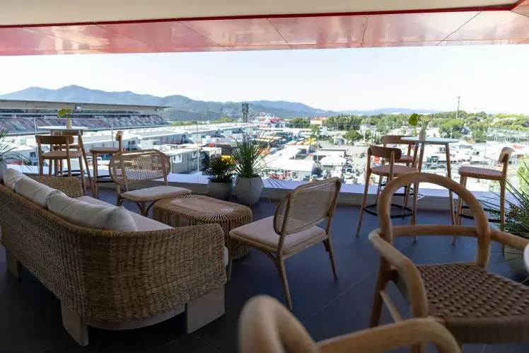 accès au Circuit de Barcelona-Catalunya avec les principaux moyens de transport : voiture, train depuis Barcelone, navettes VIP, et taxis.