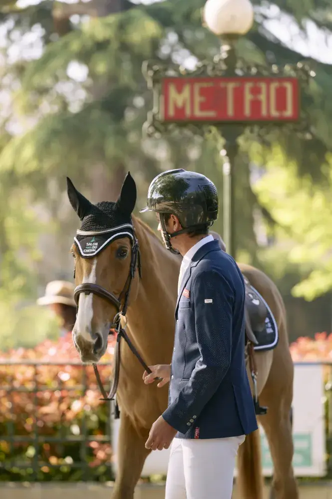 Cheval devant une station de métro parisienne, symbole de l’accessibilité du Salon du Cheval de Paris via les transports en commun, entre tradition équestre et modernité urbaine.