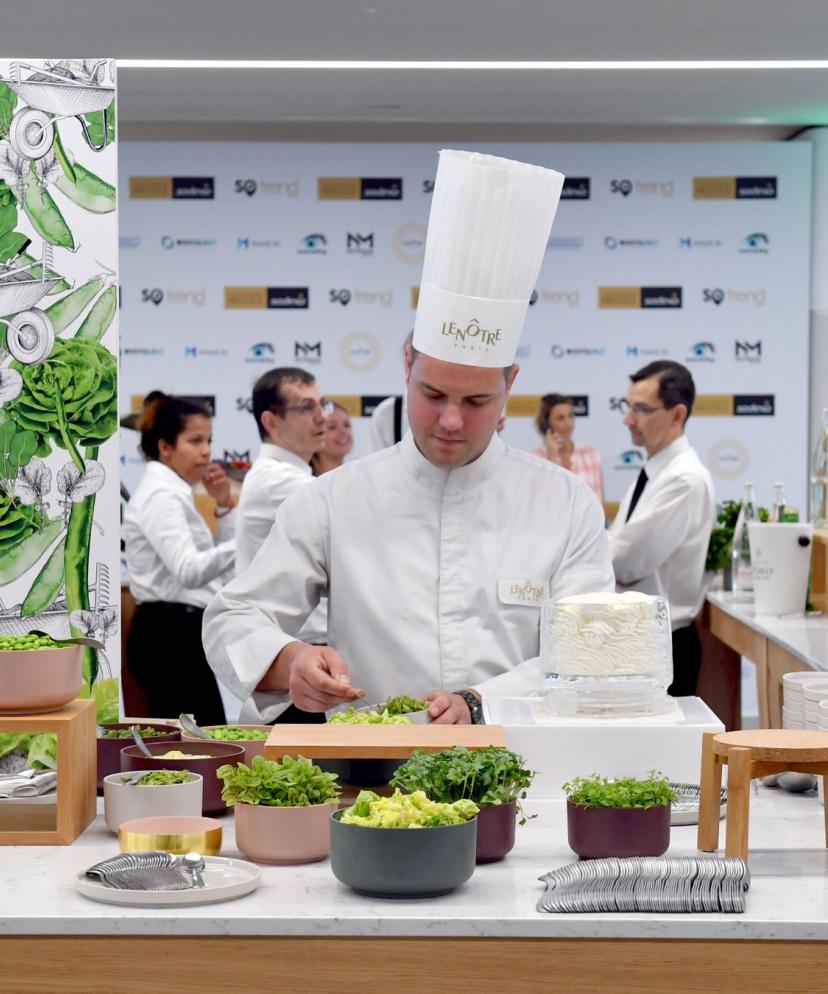 Expertise Sodexo Live Maison Lenotre Un chef cuisiner Maison Lenotre pendant une réception hospitalité Sodexo Live Hospitality