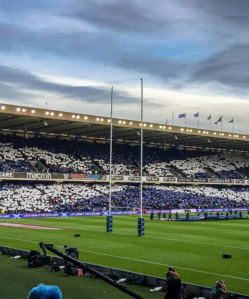 Tribunes offre VIP animées du stade de Murrayfield à Édimbourg pendant un match du XV du Chardon