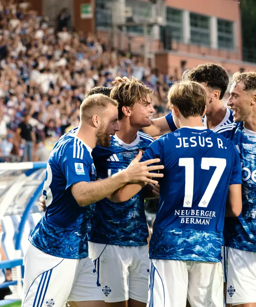 Les joueurs de l’équipe de Como célèbrent un but ensemble sur le terrain, exprimant leur joie, dans une image illustrant les offres VIP de Sodexo Live! Hospitality pour assister aux matchs du club en Italie