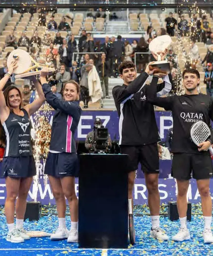 Vainqueurs de l’Alpine Major Padel 2025 tenant le trophée avec les packages VIP proposés par Sodexo Live! Hospitality