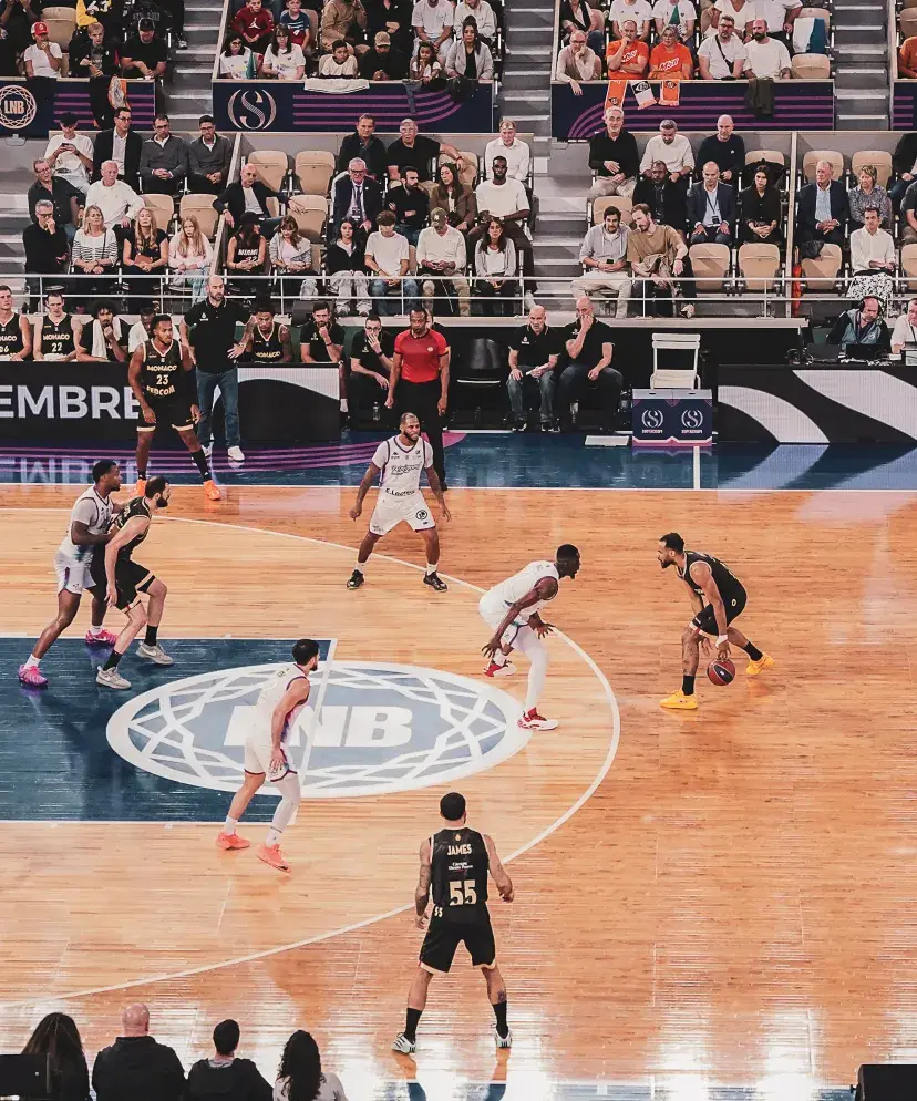 Finale de la Supercoupe de basket à Roland-Garros – match de basketball sur le Court Philippe-Chatrier avec expérience VIP Sodexo Live! Hospitality